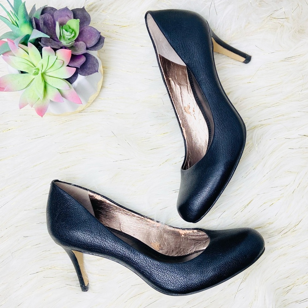Banana Republic•textured classic black leather round toe heels size 7